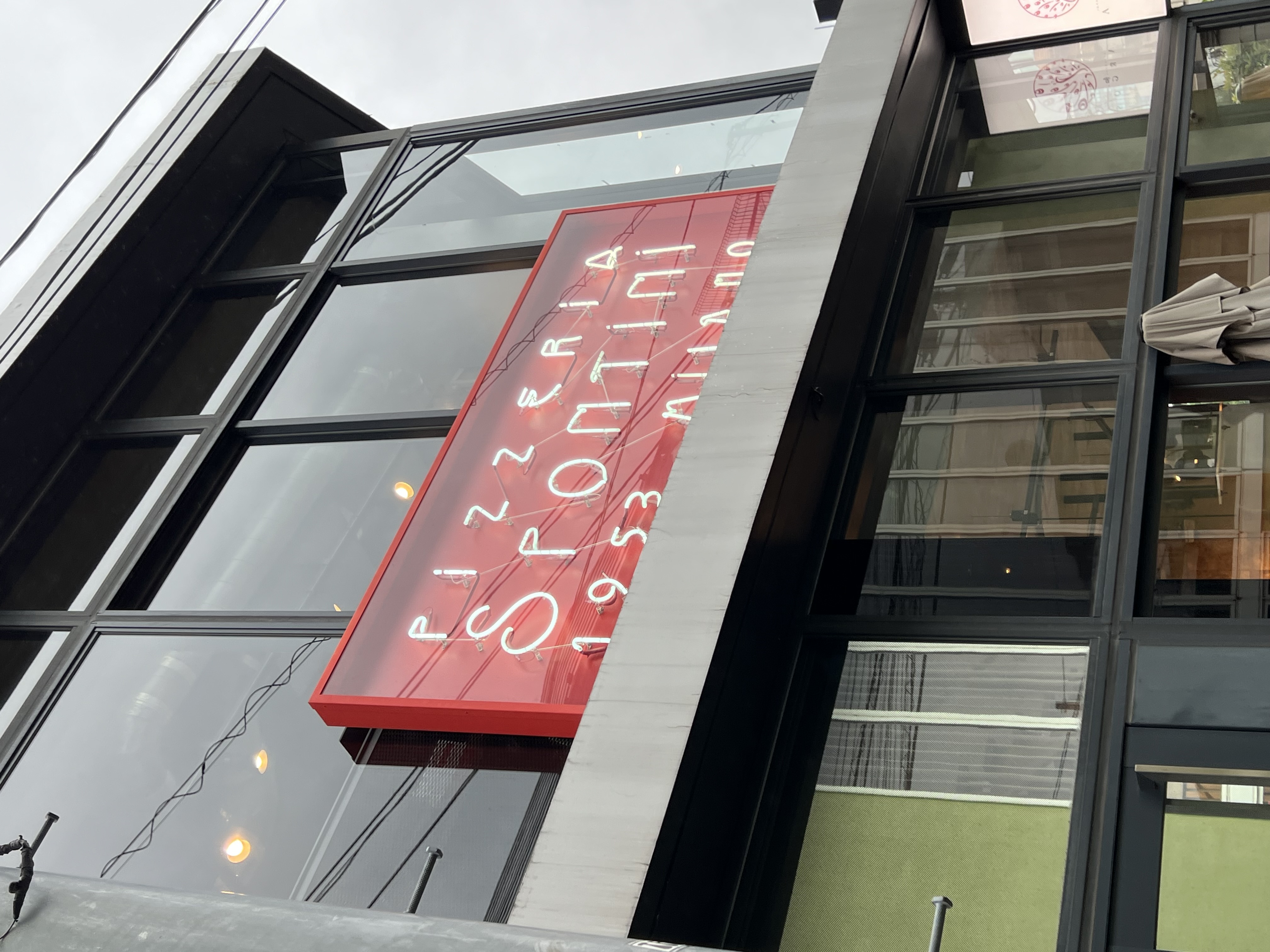 Pizzeria Spontini exterior sign — red neon, 1953 Milano